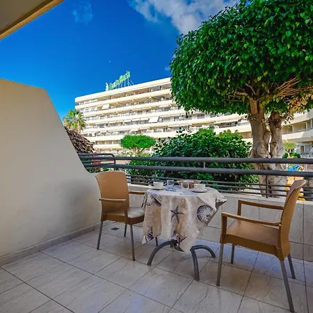 Main Floor Heated Pool Aircon Wifi Apartment
