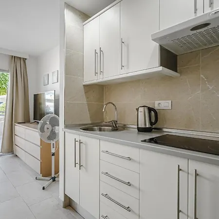 Main Floor Heated Pool Aircon Wifi Apartment