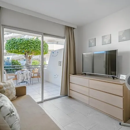 Main Floor Heated Pool Aircon Wifi Apartment