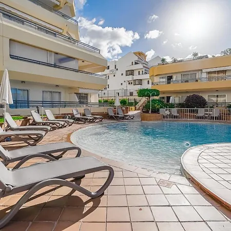 Main Floor Heated Pool Aircon Wifi Apartment