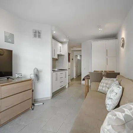 Main Floor Heated Pool Aircon Wifi Apartment