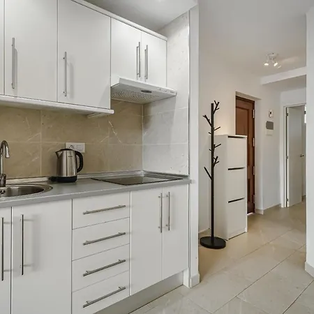 Main Floor Heated Pool Aircon Wifi Appartement